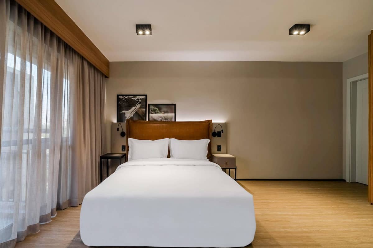 Minibar, värdeförvaringsskåp på rummet och skrivbord