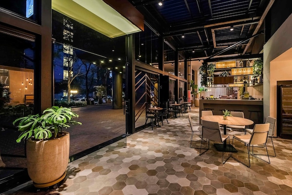 Breakfast, lunch, dinner served; international cuisine