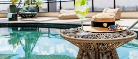 Utomhuspool och solstolar