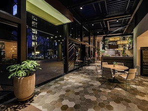 Café da manhã, almoço e jantar; culinária internacional 