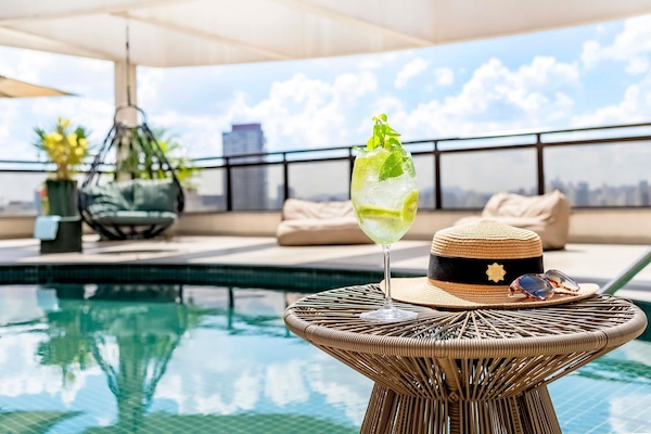 Een buitenzwembad en ligstoelen