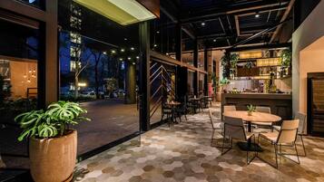 Café da manhã, almoço e jantar; culinária internacional