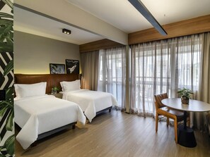 Frigobar, cofres nos quartos, escrivaninha, cortinas blackout