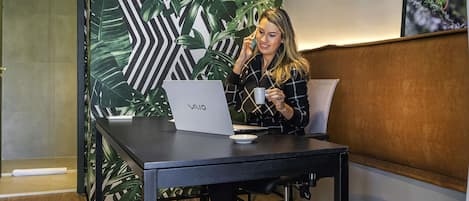 Minibar, pengeskab på værelset, skrivebord, mørklægningsgardiner