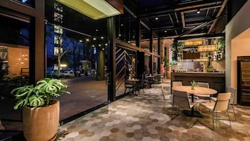 Café da manhã, almoço e jantar; culinária internacional