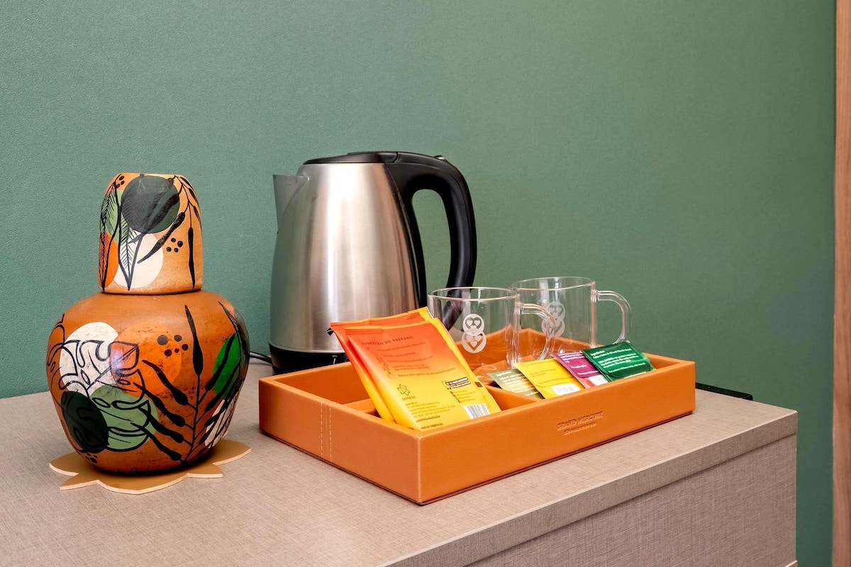 Minibar, coffres-forts dans les chambres, bureau, rideaux occultants