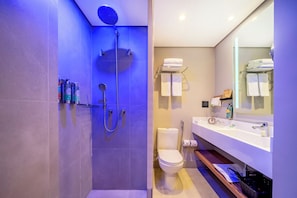 Douche, douche à « effet pluie », articles de toilette écologiques