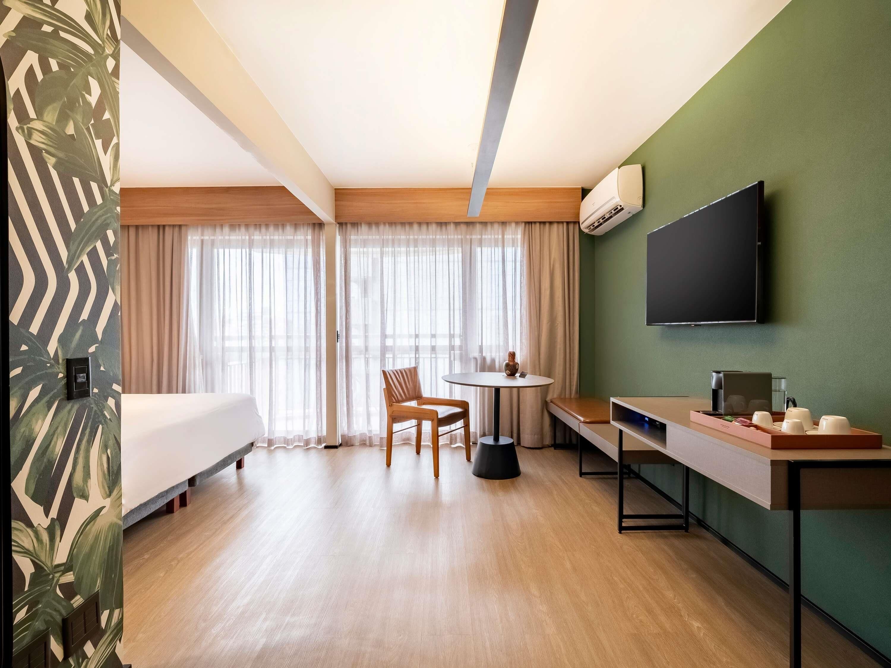 Minibar, safe på rommet, skrivebord og blendingsgardiner