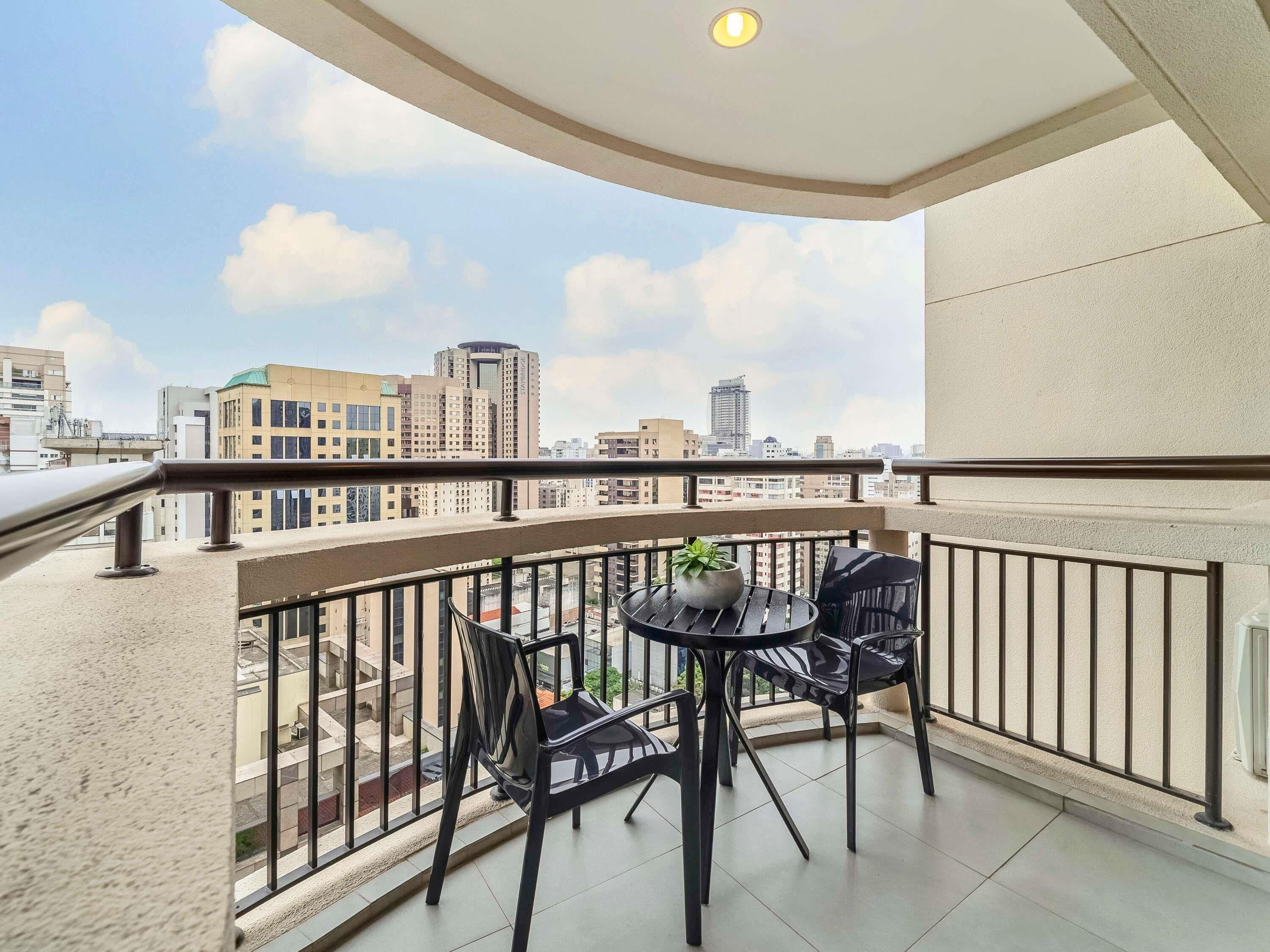 Minibar, safe på rommet, skrivebord og blendingsgardiner