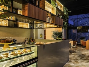 Breakfast, lunch, dinner served; international cuisine - Grand Mercure SP Itaim Bibi (São Paulo)