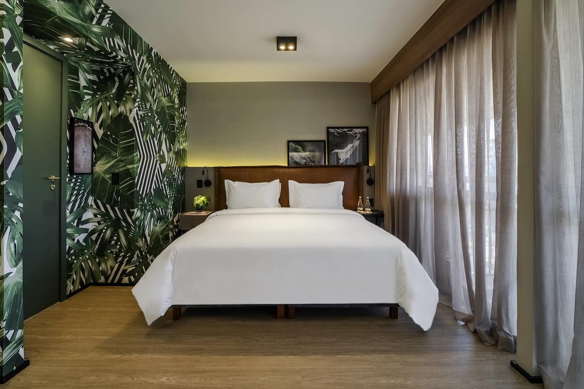 Deluxe-rum - 1 kingsize-säng - balkong | Minibar, värdeförvaringsskåp på rummet och skrivbord