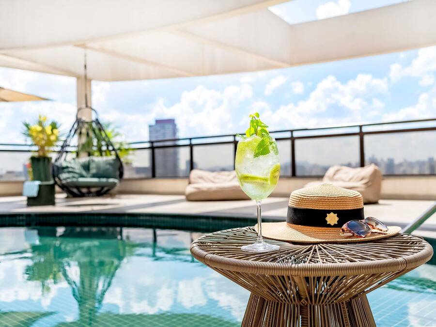 Kolam renang outdoor, dengan kursi berjemur