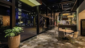 Serveert ontbijt, lunch, diner, internationale gerechten