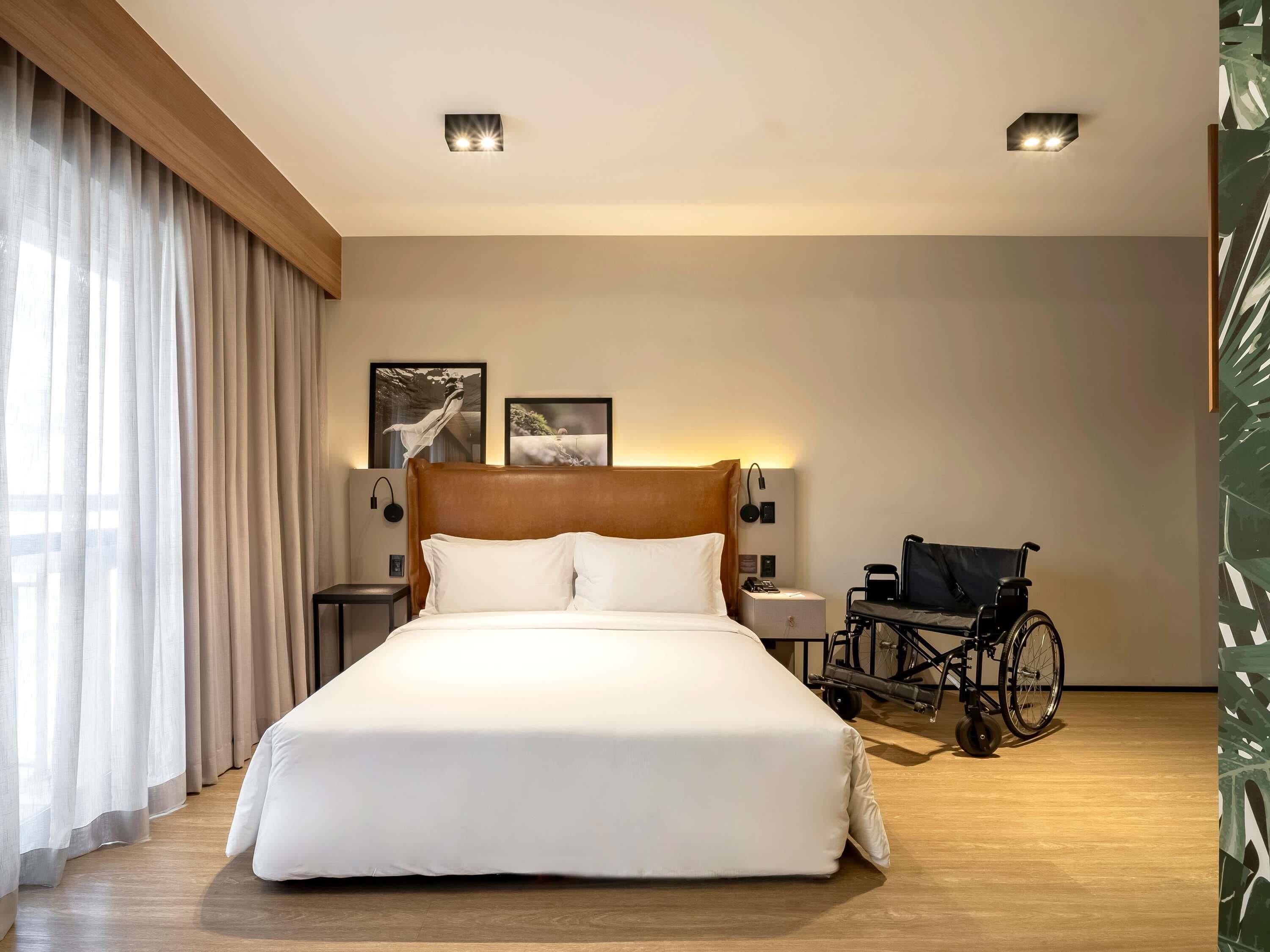 Deluxe-rum (Full. Accessible) | Minibar, värdeförvaringsskåp på rummet och skrivbord