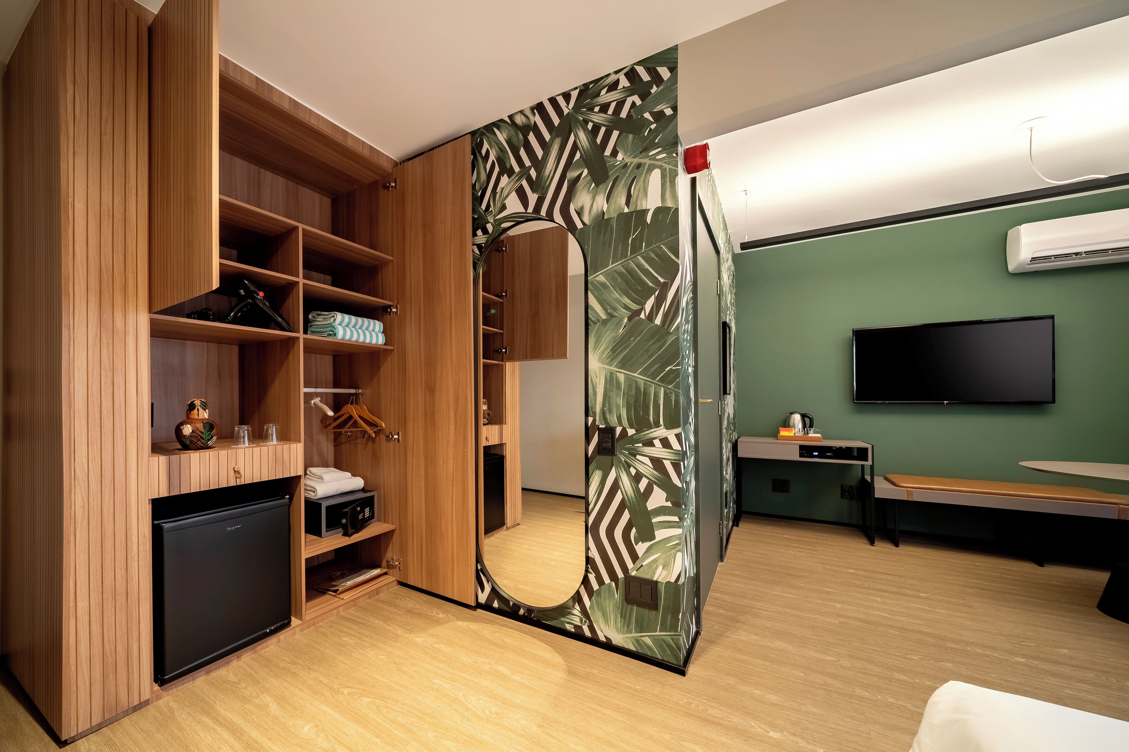 Minibar, caja fuerte, escritorio y cortinas opacas