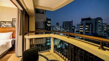 Executive Room (City Lights) | Minibar, in-room safe, desk, blackout drapes