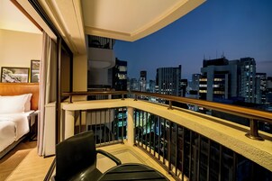 Minibar, caja de seguridad en la habitación y escritorio 