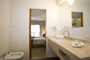 Bathroom | Combined shower/tub, free toiletries, hair dryer, bidet