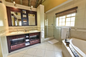 Luxury Bush Lodge - Chalet | Aire de séjour | Téléviseur à écran plat