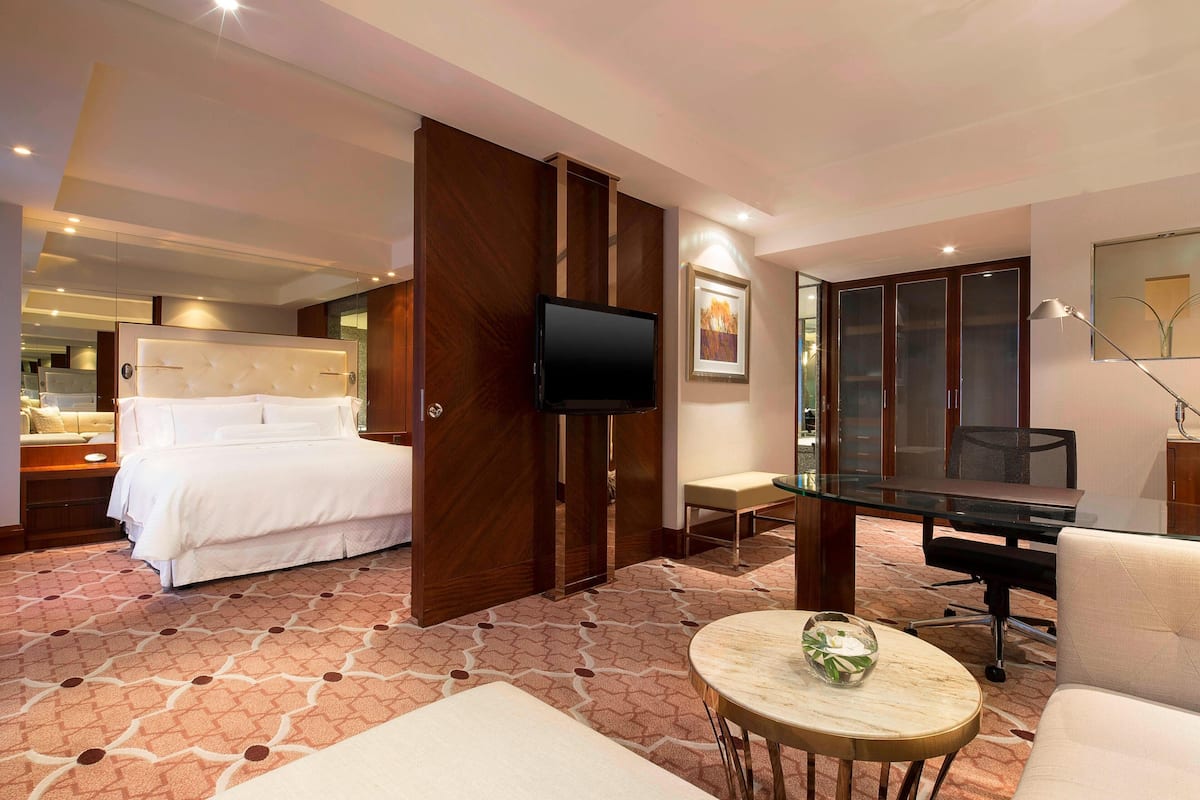 Studio, 1 King Bed, Non Smoking, City View | 1 bedroom, down duvets, minibar, in-room safe