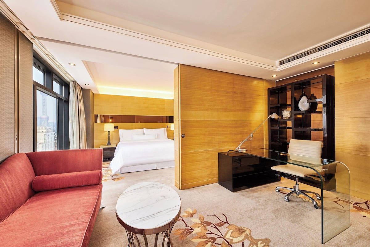 Suite – junior, 1 soverom (Junior Suite) | 1 soverom, dundyner, minibar og safe på rommet
