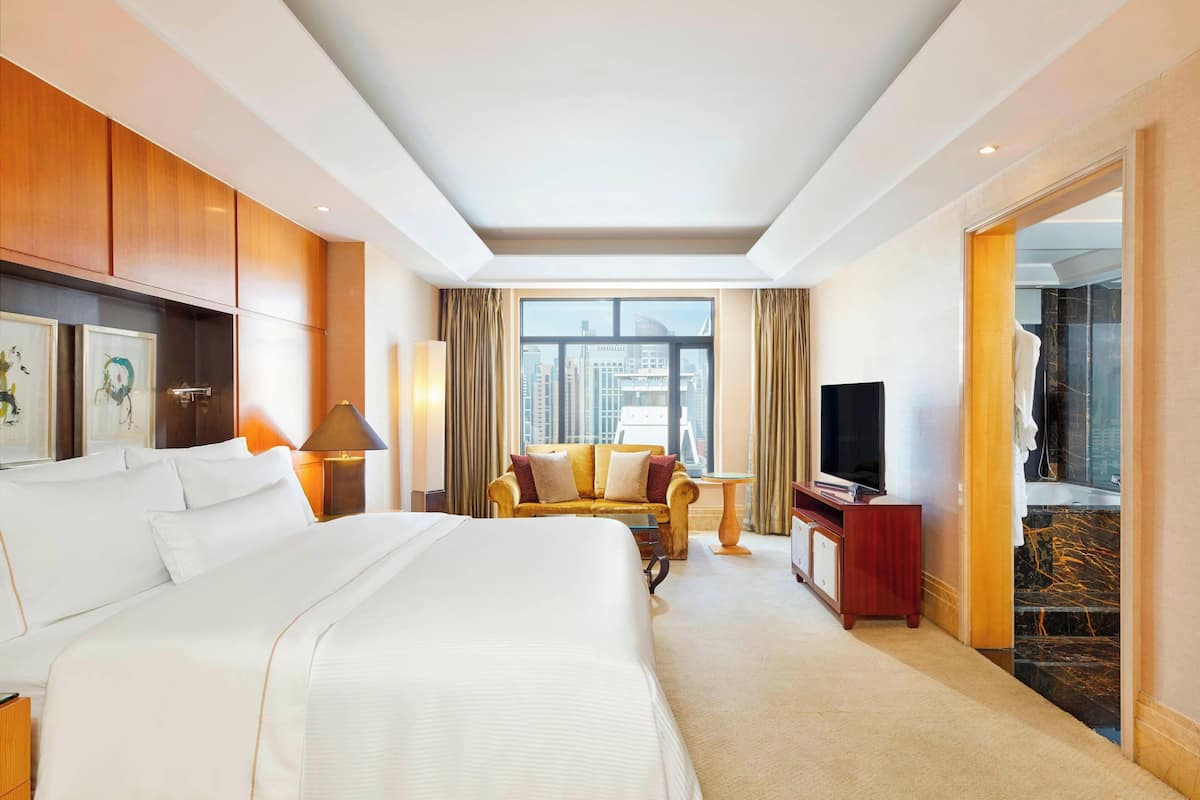 Suite – signature, 1 kingsize-seng, byutsikt (Crown/Bund/SHA/China) | 1 soverom, dundyner, minibar og safe på rommet