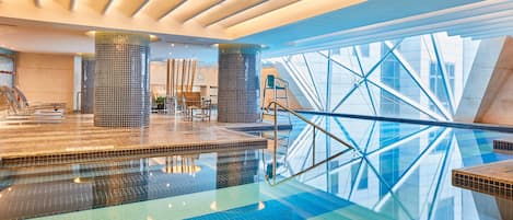 Kolam renang tertutup