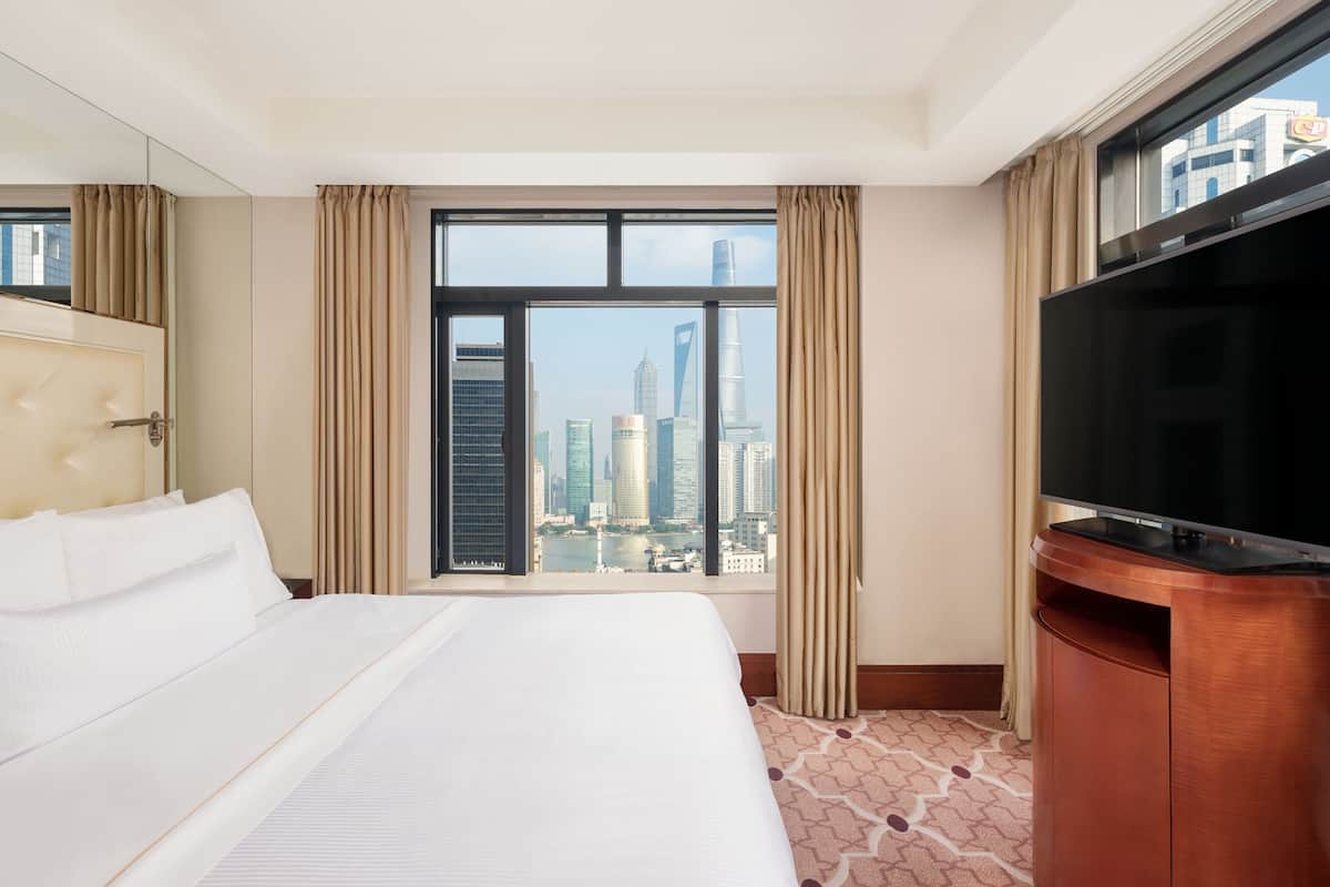 Studio, 1 King Bed | 1 bedroom, down duvets, minibar, in-room safe