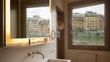 Premium kamer, uitzicht op rivier (Prestige) | Badkamer | Gratis toiletartikelen, een haardroger, badjassen, pantoffels