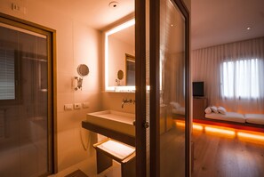 Deluxe Double Room, River View | Bathroom | Free toiletries, hair dryer, bathrobes, slippers