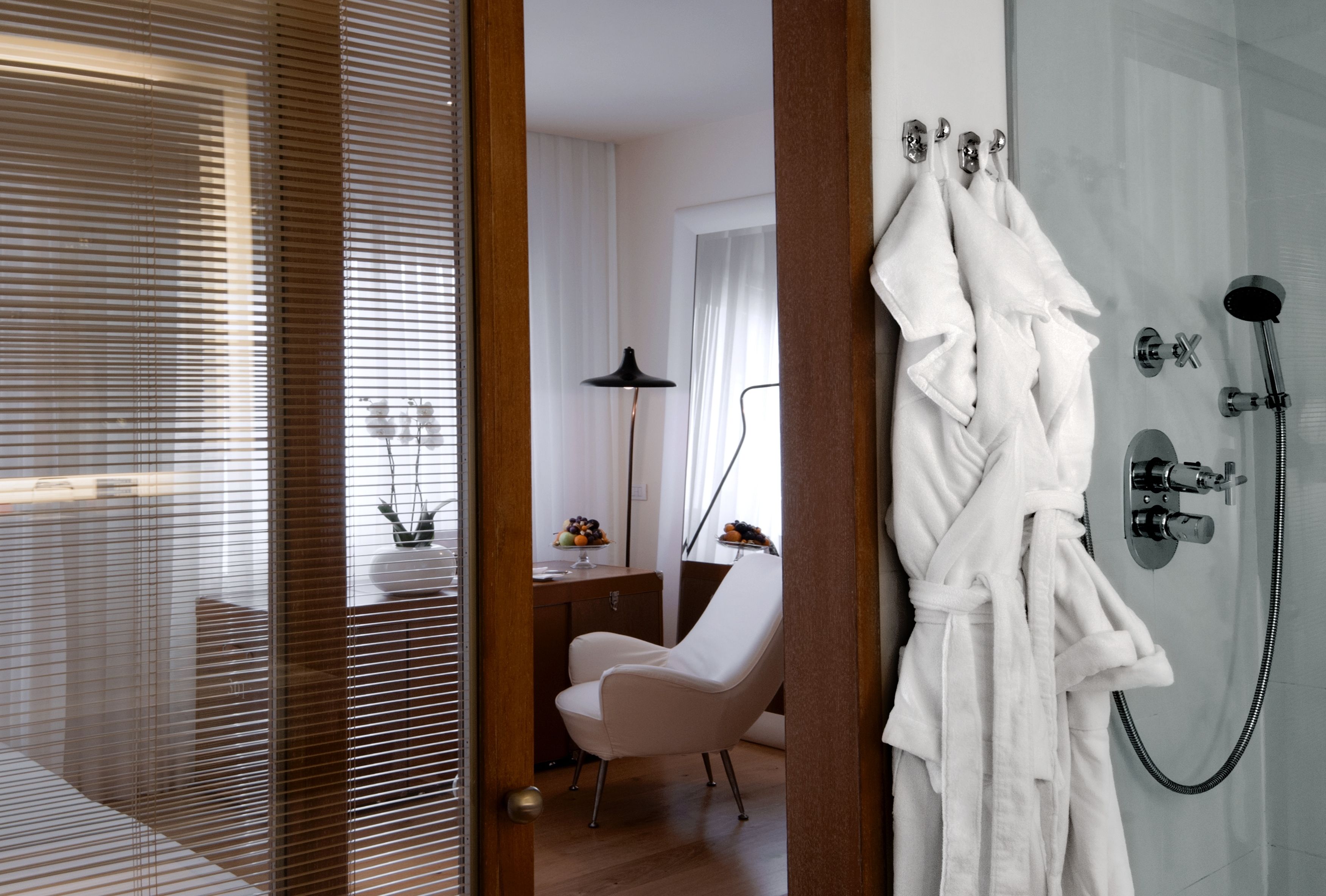 superior double room (continentale) | bathroom | free toiletries, hair dryer, bathrobes, slippers