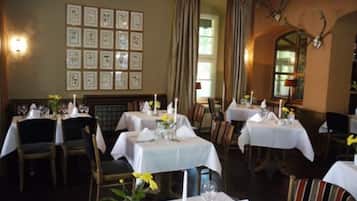 Petit déjeuner et déjeuner servis sur place, restauration en plein air