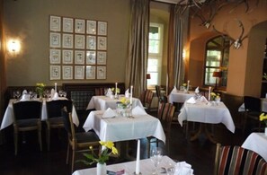 Serveert ontbijt, lunch, diner, regionale gerechten, buitendiner 