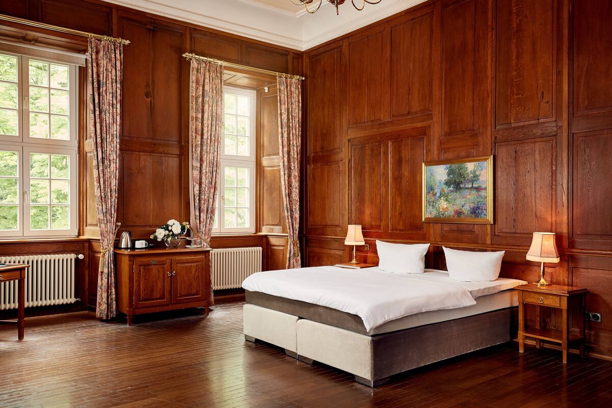 Historical Suite | In-room safe, desk, WiFi (free)