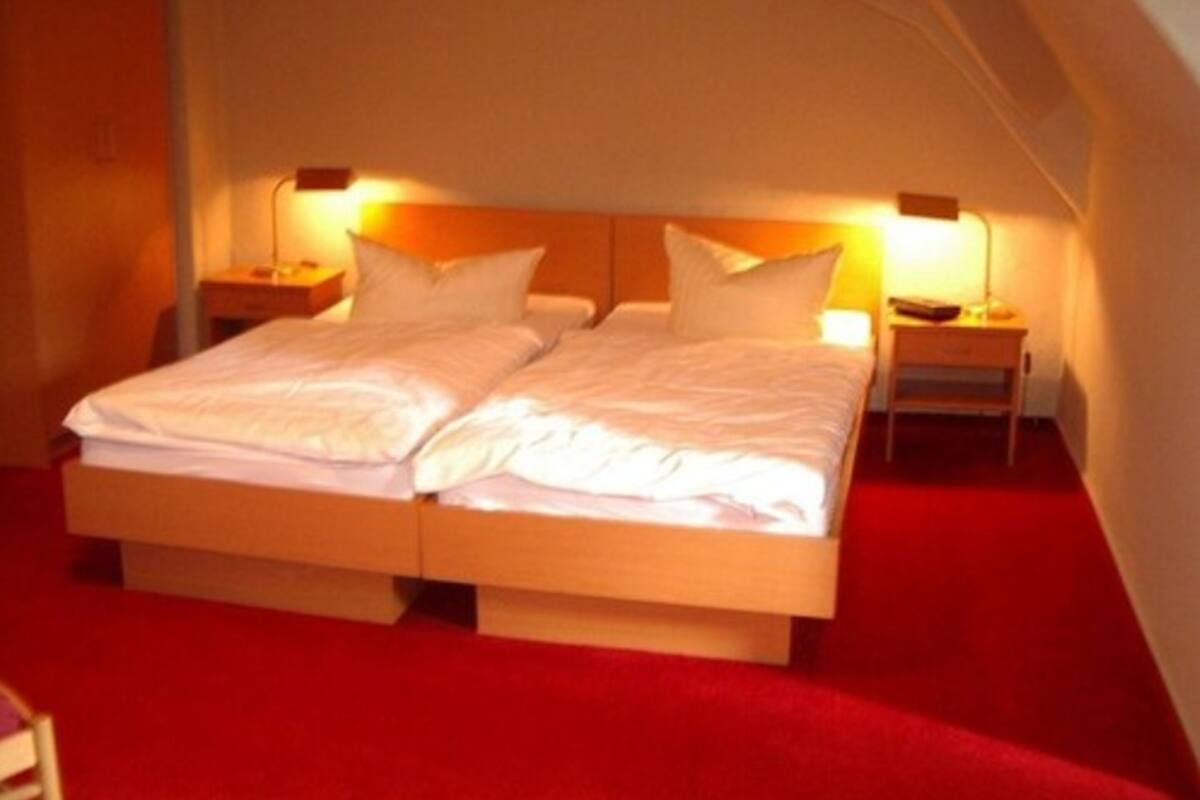 Comfort Double Room | In-room safe, desk, WiFi (free)