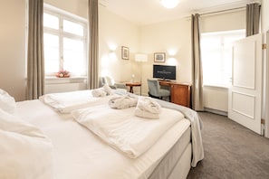 Comfort-Doppelzimmer | Hochwertige Bettwaren, Zimmersafe, Schreibtisch, kostenloses WLAN