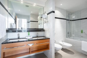 Studio Suite Eksekutif | Kamar mandi | Bathtub, pengering rambut, handuk, dan sabun