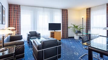 Studio Suite | Khu phòng khách | TV màn hình phẳng 90-cm có truyền hình vệ tinh, TV, văn phòng