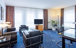Studiosuite | Wohnbereich | 90-cm-Flachbildfernseher mit Satellitenempfang, Fernseher