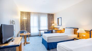 Basic-Zweibettzimmer | Allergikerbettwaren, Daunenbettdecken, Zimmersafe, Schreibtisch