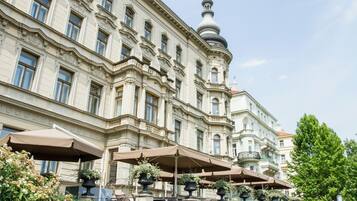 Der serveres morgenmad, frokost, aftensmad og internationale retter