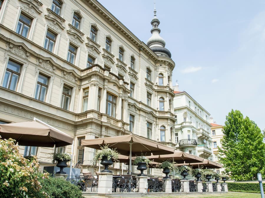 Der serveres morgenmad, frokost, aftensmad og internationale retter