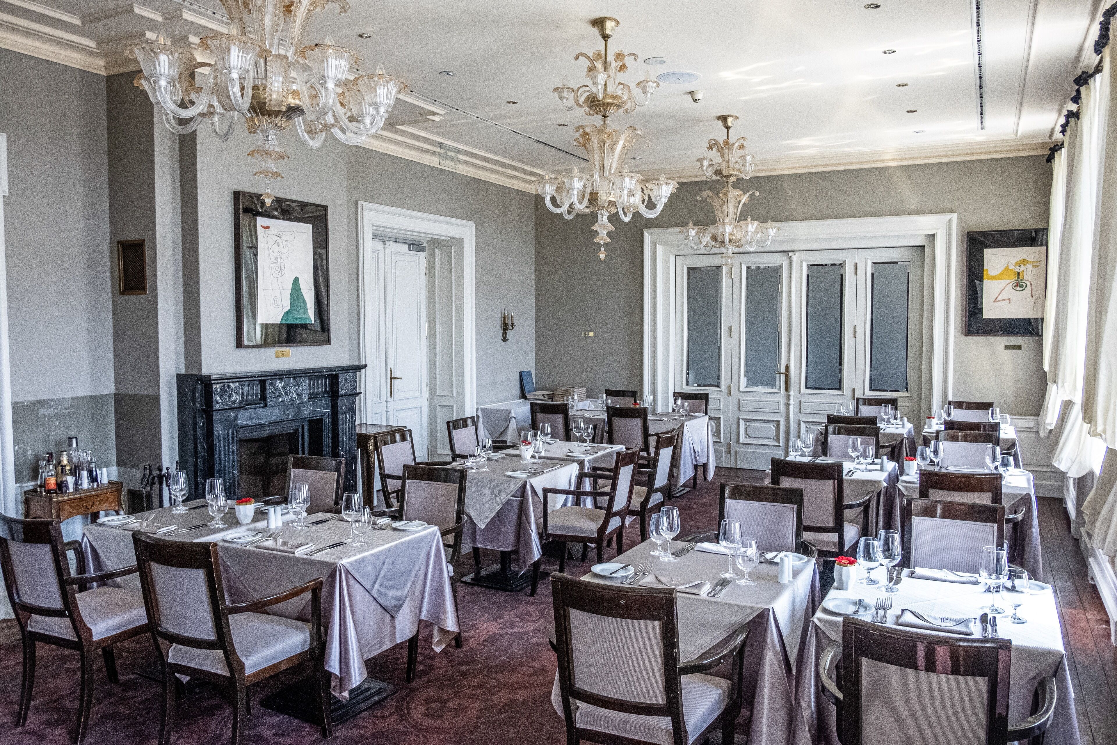 breakfast, lunch, dinner served; international cuisine