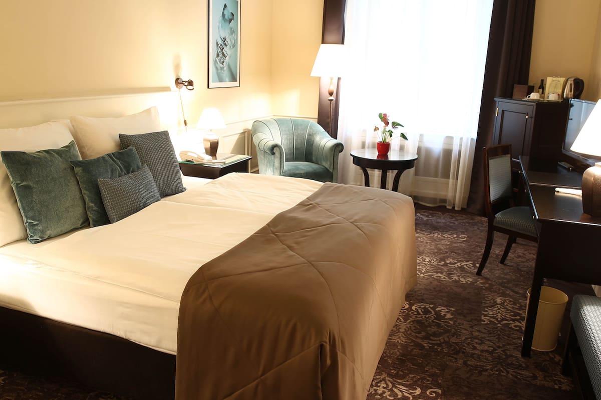 Deluxe Double or Twin Room | In-room safe, desk, soundproofing, free WiFi