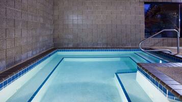 Bañera de hidromasaje al aire libre