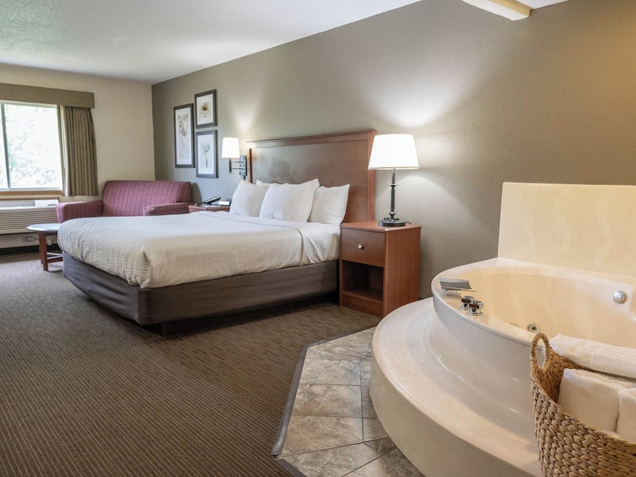 Skrivebord, blendingsgardiner og strykejern/-brett