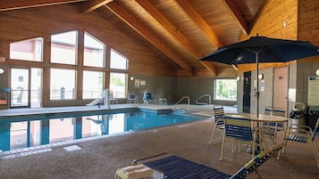 Inomhuspool med öppettider 06.00 till 00.00, och solstolar