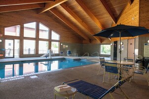 Una piscina techada, sillones reclinables de piscina