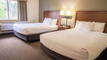 Escritorio, cortinas opacas, tabla de planchar con plancha