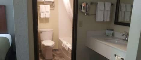 Un baño con inodoro, bañera y lavamanos.